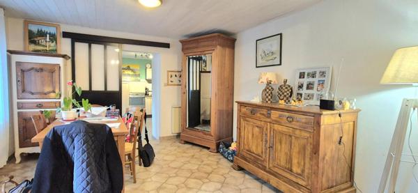 Maison de plain-pied, deux garages et jardin