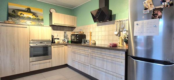 Maison de plain-pied, deux garages et jardin