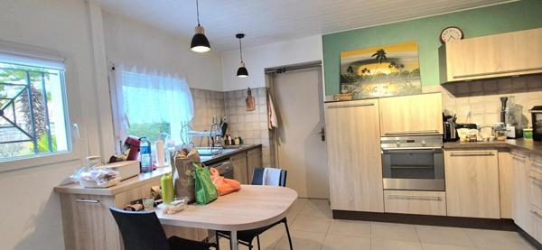 Maison de plain-pied, deux garages et jardin