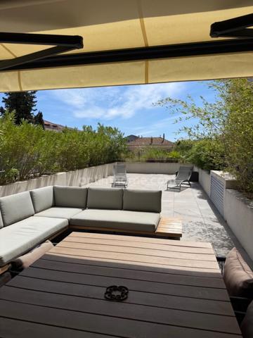 Coup de coeur, magnifique T3 de 72 m2, traversant,  au centre ville de Hyères (Var 83), grande terrasse et balcon, garage fermé 2 places