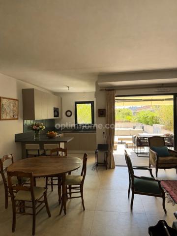Coup de coeur, magnifique T3 de 72 m2, traversant,  au centre ville de Hyères (Var 83), grande terrasse et balcon, garage fermé 2 places
