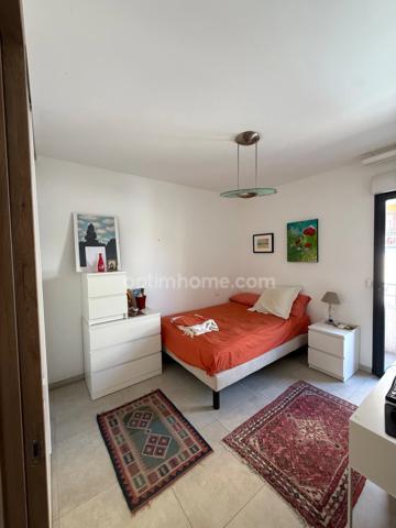 Coup de coeur, magnifique T3 de 72 m2, traversant,  au centre ville de Hyères (Var 83), grande terrasse et balcon, garage fermé 2 places