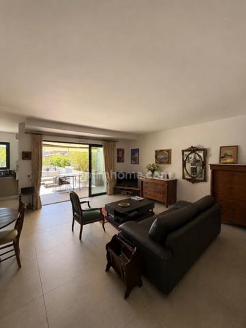 Coup de coeur, magnifique T3 de 72 m2, traversant,  au centre ville de Hyères (Var 83), grande terrasse et balcon, garage fermé 2 places