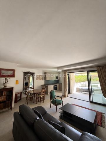 Coup de coeur, magnifique T3 de 72 m2, traversant,  au centre ville de Hyères (Var 83), grande terrasse et balcon, garage fermé 2 places
