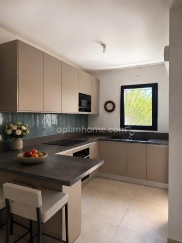 Coup de coeur, magnifique T3 de 72 m2, traversant,  au centre ville de Hyères (Var 83), grande terrasse et balcon, garage fermé 2 places