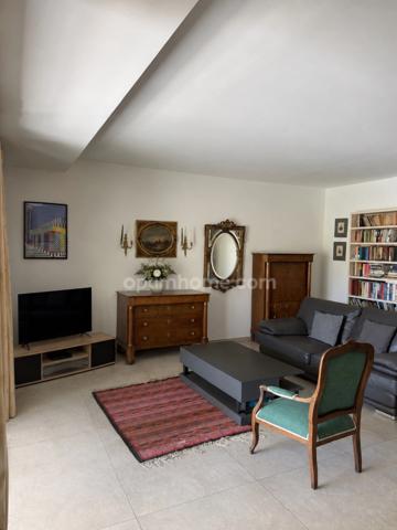 Coup de coeur, magnifique T3 de 72 m2, traversant,  au centre ville de Hyères (Var 83), grande terrasse et balcon, garage fermé 2 places