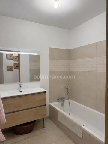 Coup de coeur, magnifique T3 de 72 m2, traversant,  au centre ville de Hyères (Var 83), grande terrasse et balcon, garage fermé 2 places
