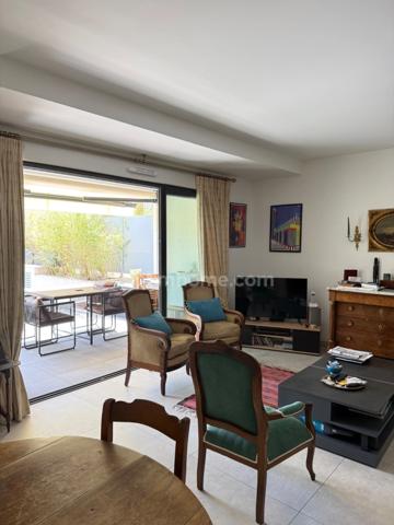 Coup de coeur, magnifique T3 de 72 m2, traversant,  au centre ville de Hyères (Var 83), grande terrasse et balcon, garage fermé 2 places