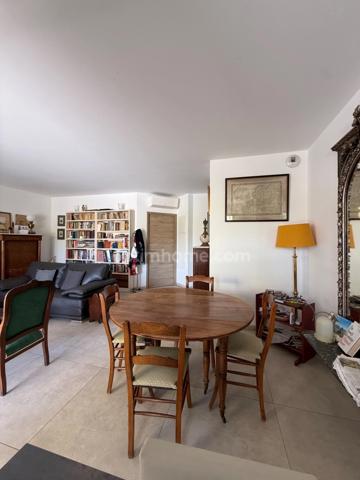 Coup de coeur, magnifique T3 de 72 m2, traversant,  au centre ville de Hyères (Var 83), grande terrasse et balcon, garage fermé 2 places