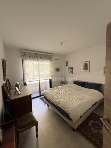 Coup de coeur, magnifique T3 de 72 m2, traversant,  au centre ville de Hyères (Var 83), grande terrasse et balcon, garage fermé 2 places