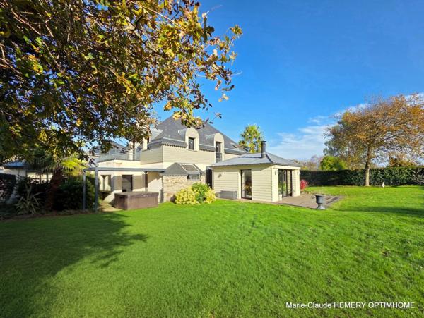 Dinard, Propriété rénovée de 252m² avec maison d'amis et deux garages sur jardin clos de 1700m² à l'abri des regards