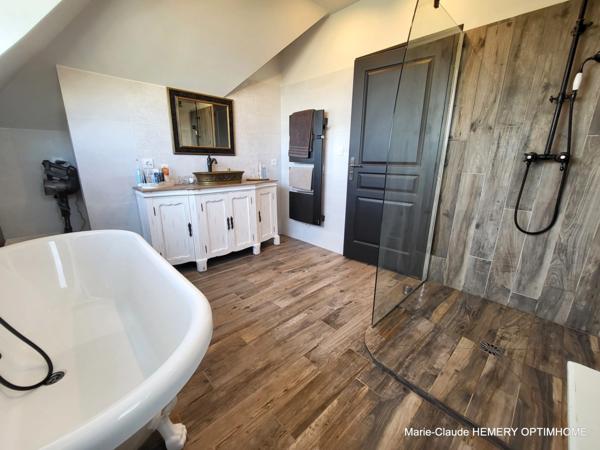 Dinard, Propriété rénovée de 252m² avec maison d'amis et deux garages sur jardin clos de 1700m² à l'abri des regards