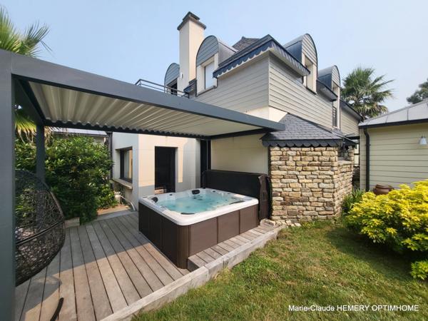 Dinard, Propriété rénovée de 252m² avec maison d'amis et deux garages sur jardin clos de 1700m² à l'abri des regards