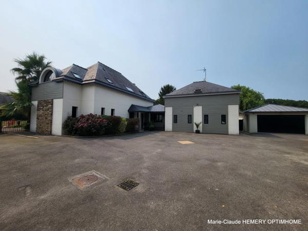 Dinard, Propriété rénovée de 252m² avec maison d'amis et deux garages sur jardin clos de 1700m² à l'abri des regards