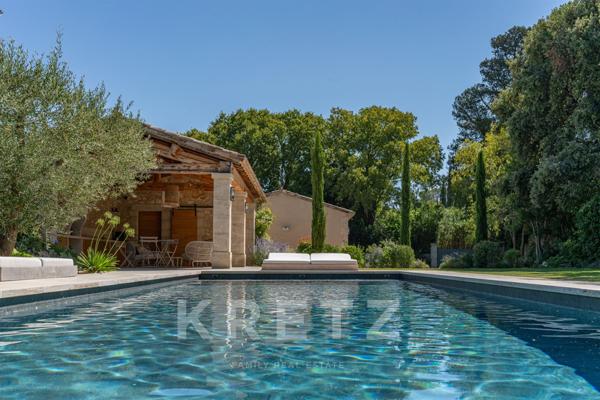 Authentique mas en pierre, rénové avec savoir-faire, au pied des Alpilles