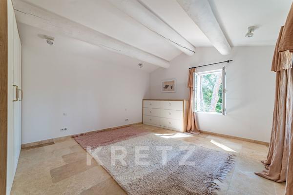 Authentique mas en pierre, rénové avec savoir-faire, au pied des Alpilles