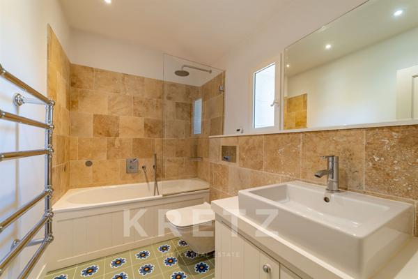 Authentique mas en pierre, rénové avec savoir-faire, au pied des Alpilles