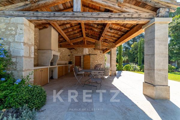 Authentique mas en pierre, rénové avec savoir-faire, au pied des Alpilles