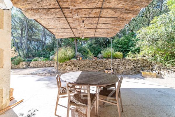 Authentique mas en pierre, rénové avec savoir-faire, au pied des Alpilles