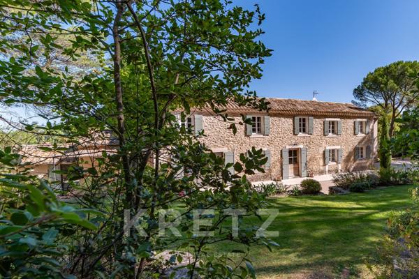 Authentique mas en pierre, rénové avec savoir-faire, au pied des Alpilles