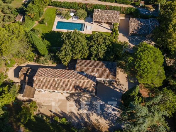 Authentique mas en pierre, rénové avec savoir-faire, au pied des Alpilles