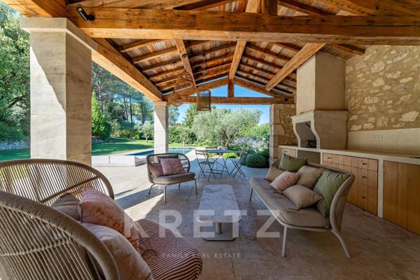 Authentique mas en pierre, rénové avec savoir-faire, au pied des Alpilles