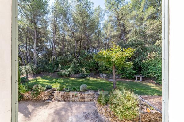 Authentique mas en pierre, rénové avec savoir-faire, au pied des Alpilles