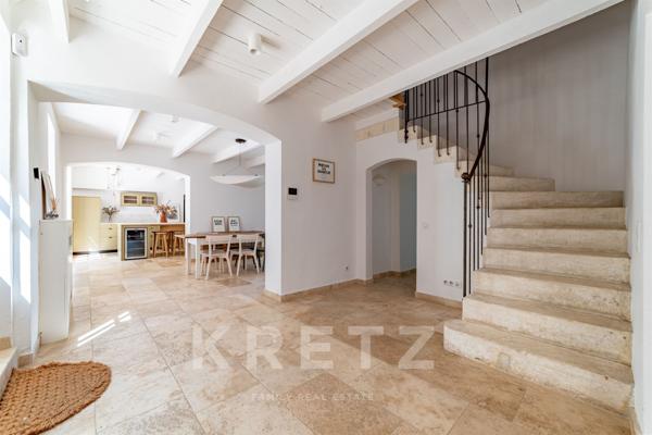 Authentique mas en pierre, rénové avec savoir-faire, au pied des Alpilles