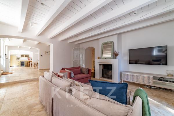 Authentique mas en pierre, rénové avec savoir-faire, au pied des Alpilles