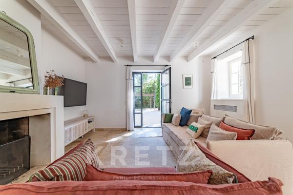 Authentique mas en pierre, rénové avec savoir-faire, au pied des Alpilles