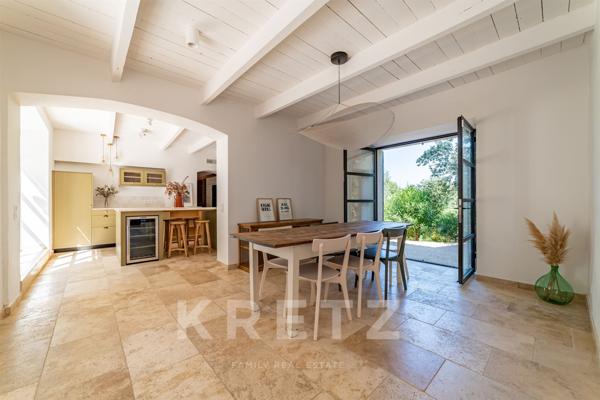 Authentique mas en pierre, rénové avec savoir-faire, au pied des Alpilles