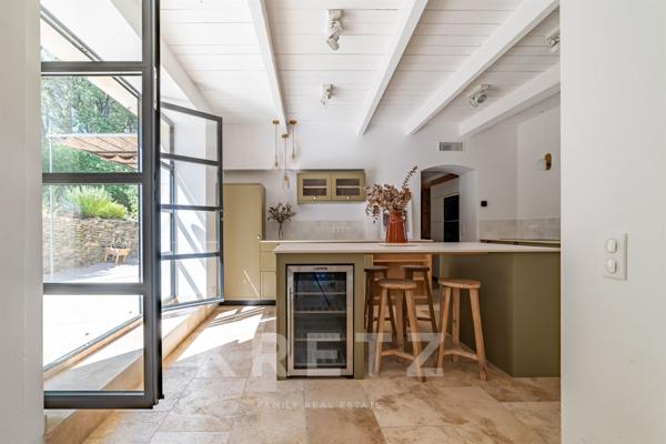 Authentique mas en pierre, rénové avec savoir-faire, au pied des Alpilles