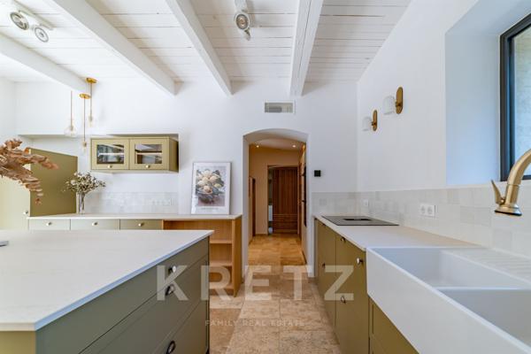 Authentique mas en pierre, rénové avec savoir-faire, au pied des Alpilles