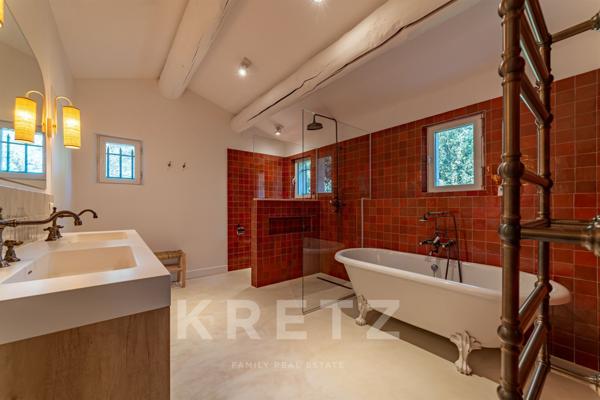 Authentique mas en pierre, rénové avec savoir-faire, au pied des Alpilles