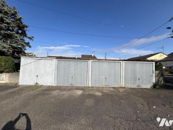 Maison d'habitation  mitoyenne avec un garage 