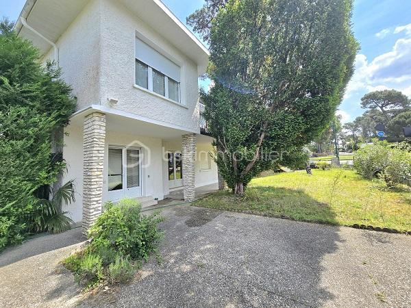 Située à 5 mn de la plage du Mouleau, à 6 mn de la grande plage d'Arcachon et de son centre ville, dans un quartier de villégiature prisé d'ARCACHON, cette maison de 170 m2, sur un terrain de 913 m2 clôturé et arboré, vous séduira par son environnement et ses prestations. Elle est composée d'une cuisine équipée avec son cellier, d'un salon/séjour de plus de 43 m2, 4 chambres dont 3 au RDC, d'une salle de bain avec baignoire et douche, d'une salle d'eau au RDC, d'une cuisine d'été et de 2 WC. Un jardin et une magnifique terrasse complètent ses prestations. Commerces, commodités et transport à proximité. Chauffage gaz de ville et assainissement tout à l'égout.