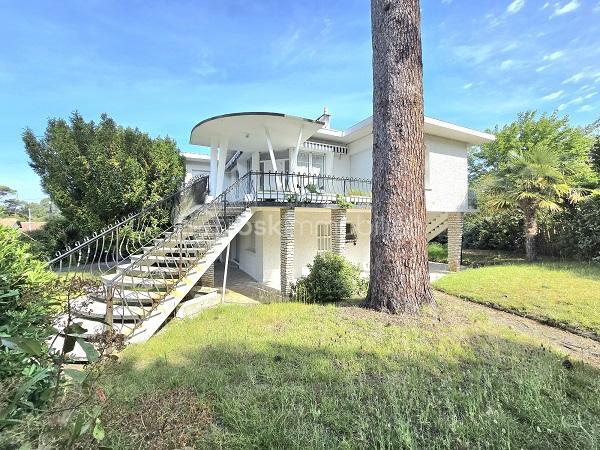 Située à 5 mn de la plage du Mouleau, à 6 mn de la grande plage d'Arcachon et de son centre ville, dans un quartier de villégiature prisé d'ARCACHON, cette maison de 170 m2, sur un terrain de 913 m2 clôturé et arboré, vous séduira par son environnement et ses prestations. Elle est composée d'une cuisine équipée avec son cellier, d'un salon/séjour de plus de 43 m2, 4 chambres dont 3 au RDC, d'une salle de bain avec baignoire et douche, d'une salle d'eau au RDC, d'une cuisine d'été et de 2 WC. Un jardin et une magnifique terrasse complètent ses prestations. Commerces, commodités et transport à proximité. Chauffage gaz de ville et assainissement tout à l'égout.