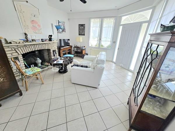 Située à 5 mn de la plage du Mouleau, à 6 mn de la grande plage d'Arcachon et de son centre ville, dans un quartier de villégiature prisé d'ARCACHON, cette maison de 170 m2, sur un terrain de 913 m2 clôturé et arboré, vous séduira par son environnement et ses prestations. Elle est composée d'une cuisine équipée avec son cellier, d'un salon/séjour de plus de 43 m2, 4 chambres dont 3 au RDC, d'une salle de bain avec baignoire et douche, d'une salle d'eau au RDC, d'une cuisine d'été et de 2 WC. Un jardin et une magnifique terrasse complètent ses prestations. Commerces, commodités et transport à proximité. Chauffage gaz de ville et assainissement tout à l'égout.