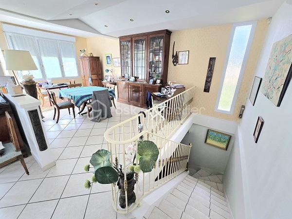 Située à 5 mn de la plage du Mouleau, à 6 mn de la grande plage d'Arcachon et de son centre ville, dans un quartier de villégiature prisé d'ARCACHON, cette maison de 170 m2, sur un terrain de 913 m2 clôturé et arboré, vous séduira par son environnement et ses prestations. Elle est composée d'une cuisine équipée avec son cellier, d'un salon/séjour de plus de 43 m2, 4 chambres dont 3 au RDC, d'une salle de bain avec baignoire et douche, d'une salle d'eau au RDC, d'une cuisine d'été et de 2 WC. Un jardin et une magnifique terrasse complètent ses prestations. Commerces, commodités et transport à proximité. Chauffage gaz de ville et assainissement tout à l'égout.
