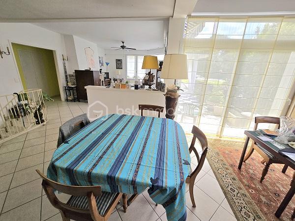 Située à 5 mn de la plage du Mouleau, à 6 mn de la grande plage d'Arcachon et de son centre ville, dans un quartier de villégiature prisé d'ARCACHON, cette maison de 170 m2, sur un terrain de 913 m2 clôturé et arboré, vous séduira par son environnement et ses prestations. Elle est composée d'une cuisine équipée avec son cellier, d'un salon/séjour de plus de 43 m2, 4 chambres dont 3 au RDC, d'une salle de bain avec baignoire et douche, d'une salle d'eau au RDC, d'une cuisine d'été et de 2 WC. Un jardin et une magnifique terrasse complètent ses prestations. Commerces, commodités et transport à proximité. Chauffage gaz de ville et assainissement tout à l'égout.