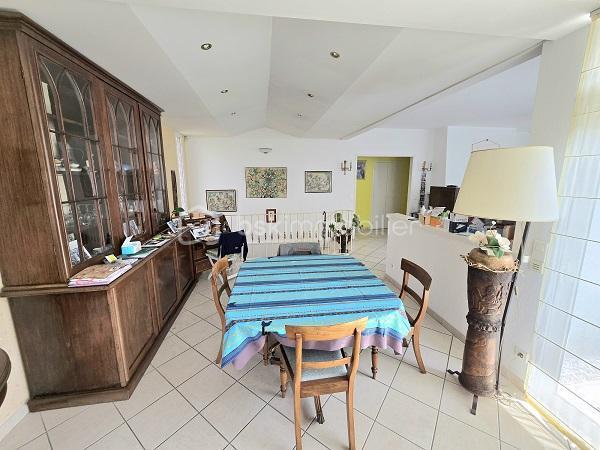 Située à 5 mn de la plage du Mouleau, à 6 mn de la grande plage d'Arcachon et de son centre ville, dans un quartier de villégiature prisé d'ARCACHON, cette maison de 170 m2, sur un terrain de 913 m2 clôturé et arboré, vous séduira par son environnement et ses prestations. Elle est composée d'une cuisine équipée avec son cellier, d'un salon/séjour de plus de 43 m2, 4 chambres dont 3 au RDC, d'une salle de bain avec baignoire et douche, d'une salle d'eau au RDC, d'une cuisine d'été et de 2 WC. Un jardin et une magnifique terrasse complètent ses prestations. Commerces, commodités et transport à proximité. Chauffage gaz de ville et assainissement tout à l'égout.