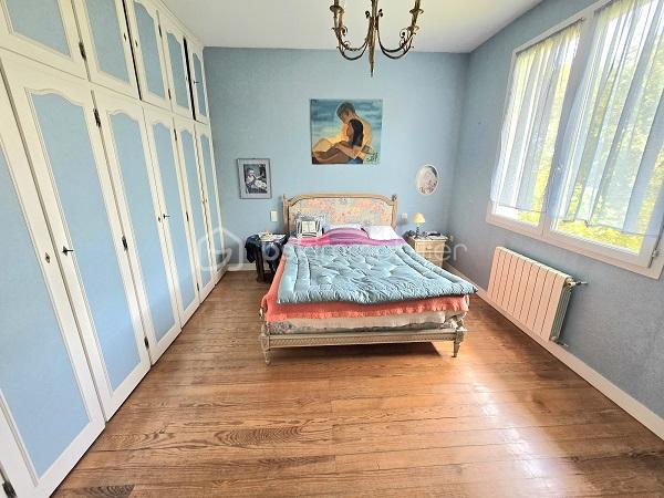 Située à 5 mn de la plage du Mouleau, à 6 mn de la grande plage d'Arcachon et de son centre ville, dans un quartier de villégiature prisé d'ARCACHON, cette maison de 170 m2, sur un terrain de 913 m2 clôturé et arboré, vous séduira par son environnement et ses prestations. Elle est composée d'une cuisine équipée avec son cellier, d'un salon/séjour de plus de 43 m2, 4 chambres dont 3 au RDC, d'une salle de bain avec baignoire et douche, d'une salle d'eau au RDC, d'une cuisine d'été et de 2 WC. Un jardin et une magnifique terrasse complètent ses prestations. Commerces, commodités et transport à proximité. Chauffage gaz de ville et assainissement tout à l'égout.