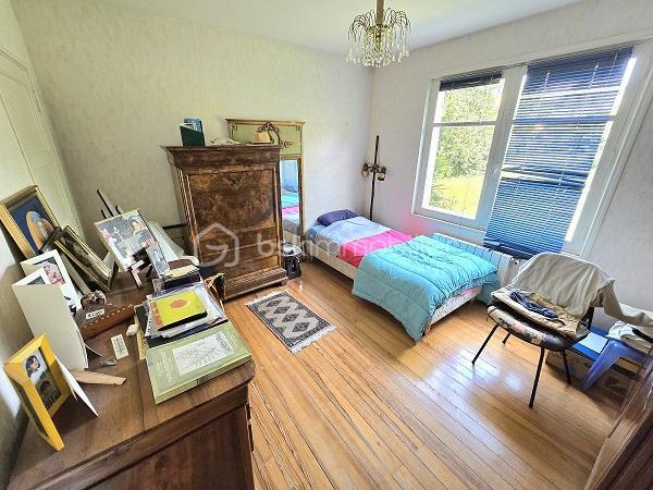 Située à 5 mn de la plage du Mouleau, à 6 mn de la grande plage d'Arcachon et de son centre ville, dans un quartier de villégiature prisé d'ARCACHON, cette maison de 170 m2, sur un terrain de 913 m2 clôturé et arboré, vous séduira par son environnement et ses prestations. Elle est composée d'une cuisine équipée avec son cellier, d'un salon/séjour de plus de 43 m2, 4 chambres dont 3 au RDC, d'une salle de bain avec baignoire et douche, d'une salle d'eau au RDC, d'une cuisine d'été et de 2 WC. Un jardin et une magnifique terrasse complètent ses prestations. Commerces, commodités et transport à proximité. Chauffage gaz de ville et assainissement tout à l'égout.