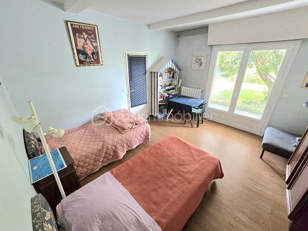 Située à 5 mn de la plage du Mouleau, à 6 mn de la grande plage d'Arcachon et de son centre ville, dans un quartier de villégiature prisé d'ARCACHON, cette maison de 170 m2, sur un terrain de 913 m2 clôturé et arboré, vous séduira par son environnement et ses prestations. Elle est composée d'une cuisine équipée avec son cellier, d'un salon/séjour de plus de 43 m2, 4 chambres dont 3 au RDC, d'une salle de bain avec baignoire et douche, d'une salle d'eau au RDC, d'une cuisine d'été et de 2 WC. Un jardin et une magnifique terrasse complètent ses prestations. Commerces, commodités et transport à proximité. Chauffage gaz de ville et assainissement tout à l'égout.