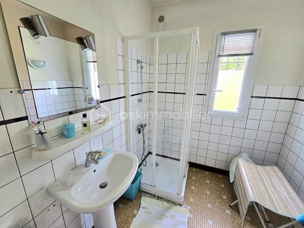 Située à 5 mn de la plage du Mouleau, à 6 mn de la grande plage d'Arcachon et de son centre ville, dans un quartier de villégiature prisé d'ARCACHON, cette maison de 170 m2, sur un terrain de 913 m2 clôturé et arboré, vous séduira par son environnement et ses prestations. Elle est composée d'une cuisine équipée avec son cellier, d'un salon/séjour de plus de 43 m2, 4 chambres dont 3 au RDC, d'une salle de bain avec baignoire et douche, d'une salle d'eau au RDC, d'une cuisine d'été et de 2 WC. Un jardin et une magnifique terrasse complètent ses prestations. Commerces, commodités et transport à proximité. Chauffage gaz de ville et assainissement tout à l'égout.