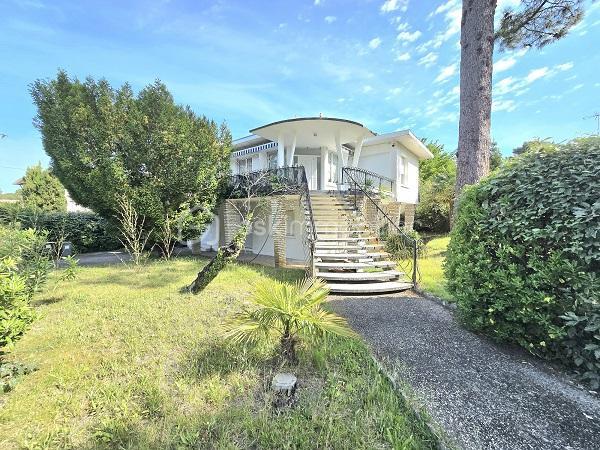 Située à 5 mn de la plage du Mouleau, à 6 mn de la grande plage d'Arcachon et de son centre ville, dans un quartier de villégiature prisé d'ARCACHON, cette maison de 170 m2, sur un terrain de 913 m2 clôturé et arboré, vous séduira par son environnement et ses prestations. Elle est composée d'une cuisine équipée avec son cellier, d'un salon/séjour de plus de 43 m2, 4 chambres dont 3 au RDC, d'une salle de bain avec baignoire et douche, d'une salle d'eau au RDC, d'une cuisine d'été et de 2 WC. Un jardin et une magnifique terrasse complètent ses prestations. Commerces, commodités et transport à proximité. Chauffage gaz de ville et assainissement tout à l'égout.