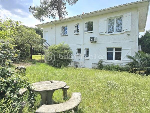 Située à 5 mn de la plage du Mouleau, à 6 mn de la grande plage d'Arcachon et de son centre ville, dans un quartier de villégiature prisé d'ARCACHON, cette maison de 170 m2, sur un terrain de 913 m2 clôturé et arboré, vous séduira par son environnement et ses prestations. Elle est composée d'une cuisine équipée avec son cellier, d'un salon/séjour de plus de 43 m2, 4 chambres dont 3 au RDC, d'une salle de bain avec baignoire et douche, d'une salle d'eau au RDC, d'une cuisine d'été et de 2 WC. Un jardin et une magnifique terrasse complètent ses prestations. Commerces, commodités et transport à proximité. Chauffage gaz de ville et assainissement tout à l'égout.