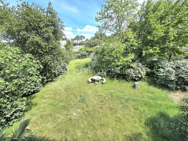 Située à 5 mn de la plage du Mouleau, à 6 mn de la grande plage d'Arcachon et de son centre ville, dans un quartier de villégiature prisé d'ARCACHON, cette maison de 170 m2, sur un terrain de 913 m2 clôturé et arboré, vous séduira par son environnement et ses prestations. Elle est composée d'une cuisine équipée avec son cellier, d'un salon/séjour de plus de 43 m2, 4 chambres dont 3 au RDC, d'une salle de bain avec baignoire et douche, d'une salle d'eau au RDC, d'une cuisine d'été et de 2 WC. Un jardin et une magnifique terrasse complètent ses prestations. Commerces, commodités et transport à proximité. Chauffage gaz de ville et assainissement tout à l'égout.