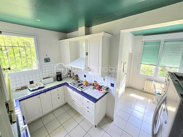 Située à 5 mn de la plage du Mouleau, à 6 mn de la grande plage d'Arcachon et de son centre ville, dans un quartier de villégiature prisé d'ARCACHON, cette maison de 170 m2, sur un terrain de 913 m2 clôturé et arboré, vous séduira par son environnement et ses prestations. Elle est composée d'une cuisine équipée avec son cellier, d'un salon/séjour de plus de 43 m2, 4 chambres dont 3 au RDC, d'une salle de bain avec baignoire et douche, d'une salle d'eau au RDC, d'une cuisine d'été et de 2 WC. Un jardin et une magnifique terrasse complètent ses prestations. Commerces, commodités et transport à proximité. Chauffage gaz de ville et assainissement tout à l'égout.