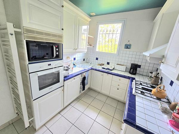 Située à 5 mn de la plage du Mouleau, à 6 mn de la grande plage d'Arcachon et de son centre ville, dans un quartier de villégiature prisé d'ARCACHON, cette maison de 170 m2, sur un terrain de 913 m2 clôturé et arboré, vous séduira par son environnement et ses prestations. Elle est composée d'une cuisine équipée avec son cellier, d'un salon/séjour de plus de 43 m2, 4 chambres dont 3 au RDC, d'une salle de bain avec baignoire et douche, d'une salle d'eau au RDC, d'une cuisine d'été et de 2 WC. Un jardin et une magnifique terrasse complètent ses prestations. Commerces, commodités et transport à proximité. Chauffage gaz de ville et assainissement tout à l'égout.